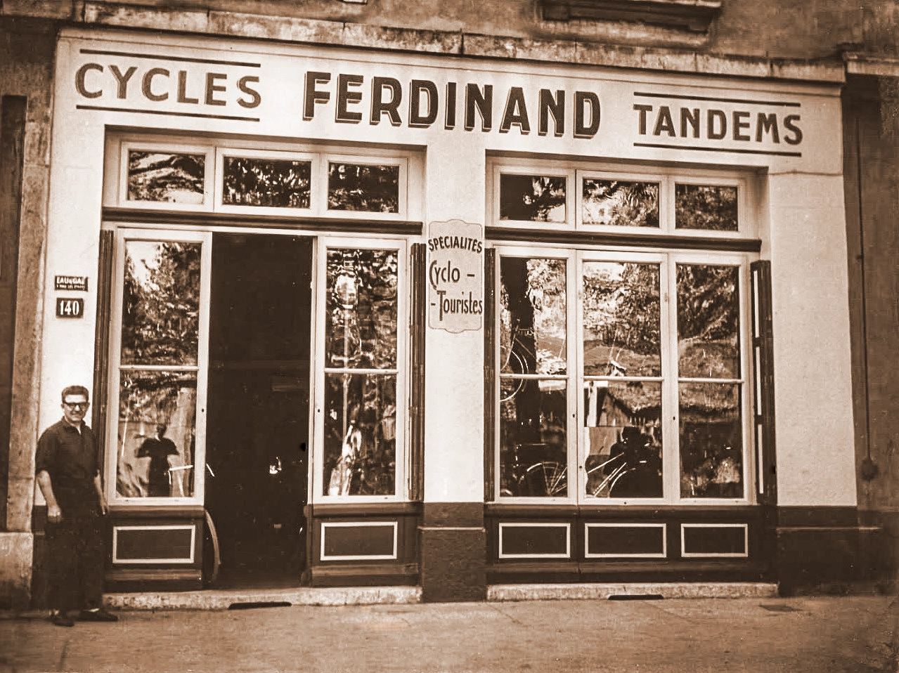 facade_cycles-ferdinand-anciens_velos_lyonnais facade de la boutique des cycles Ferdinand